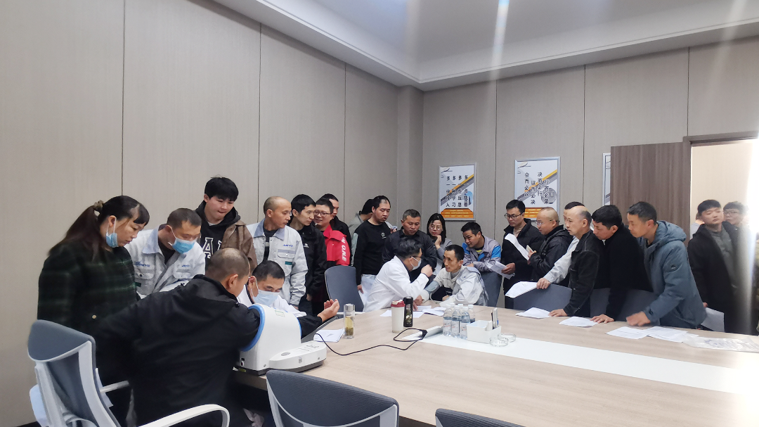 松羽集团医护人员为员工体检问诊