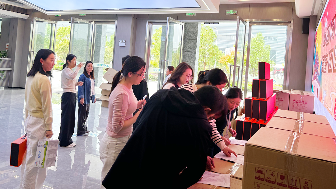 松羽员工领取礼品合影场景