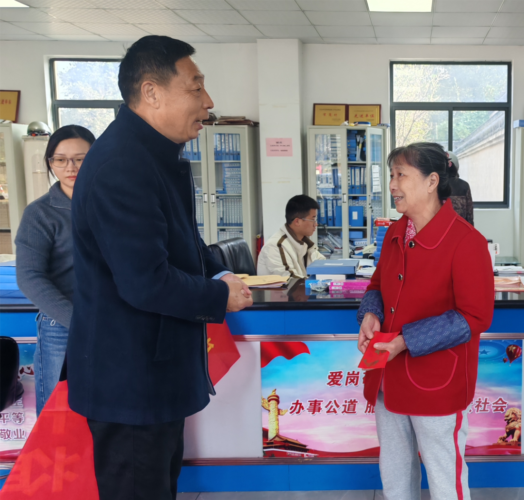 松羽集团工作人员与村民谈心交流实拍