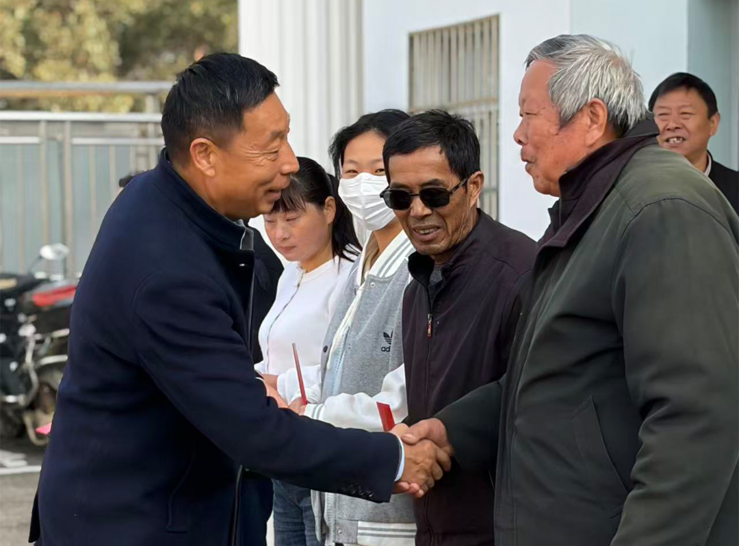 松羽集团重阳慰问金发放仪式现场